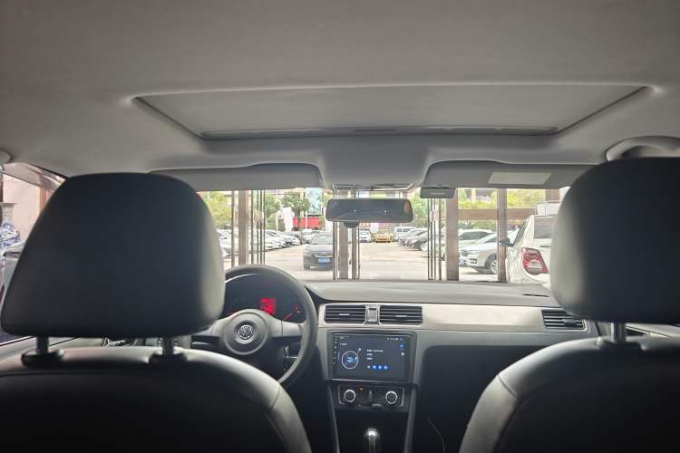 Used Volkswagen Santana 2015 1.6L Automatic Comfort Edition Interior 8