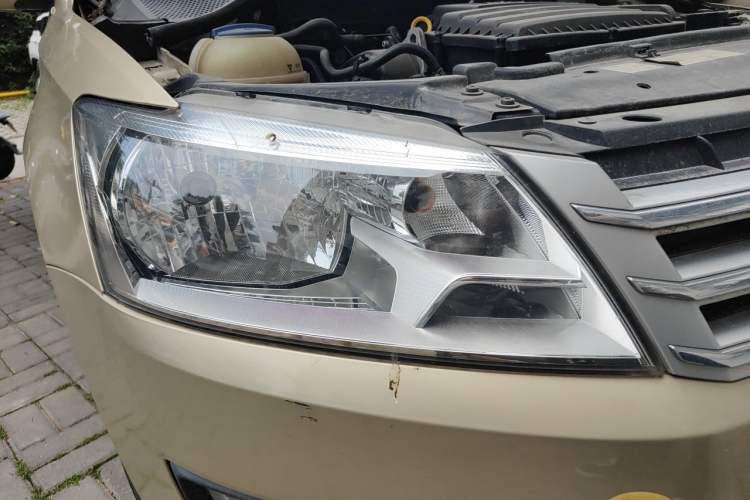 Used Volkswagen Santana 2015 1.6L Automatic Comfort Edition Right Front Headlight