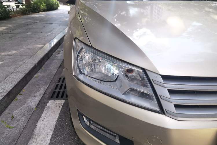 Used Volkswagen Santana 2015 1.6L Automatic Comfort Edition Right Front Headlight