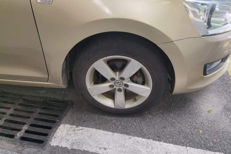 Used Volkswagen Santana 2015 1.6L Automatic Comfort Edition Right Front Wheel Hub