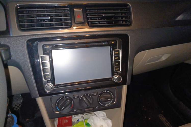 Used Volkswagen Santana 2015 1.6L Automatic Comfort Edition Audio And AC Panel