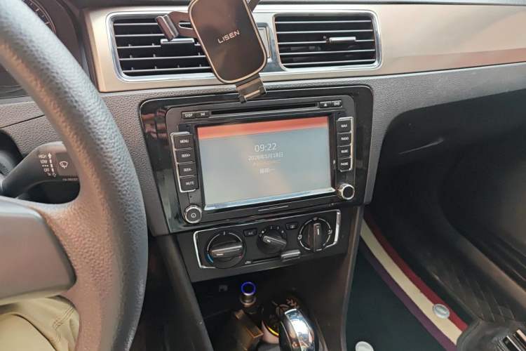 Used Volkswagen Santana 2015 1.6L Automatic Comfort Edition Audio And AC Panel