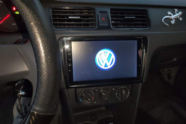 Used Volkswagen Santana 2015 1.6L Automatic Fashion Edition Audio And AC Panel