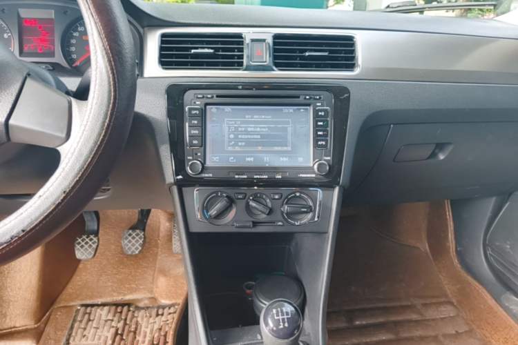Used Volkswagen Santana 2015 1.6L Manual Comfort Edition Audio And AC Panel