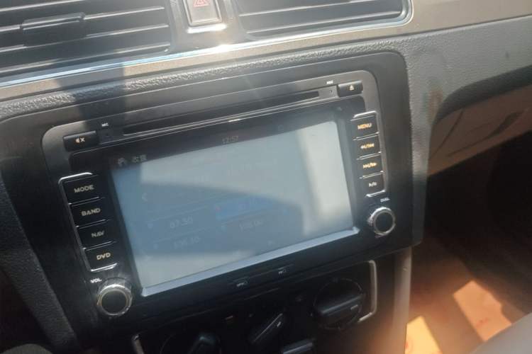 Used Volkswagen Santana 2015 1.6L Automatic Comfort Edition Audio And AC Panel