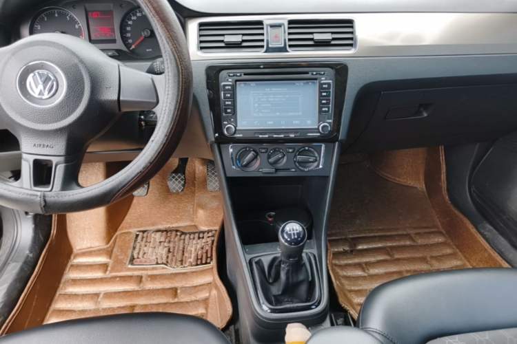 Used Volkswagen Santana 2015 1.6L Manual Comfort Edition Audio And AC Panel