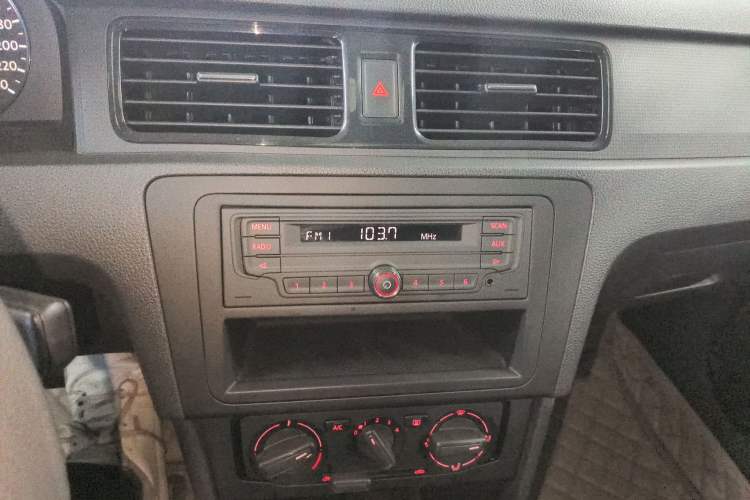 Used Volkswagen Santana 2015 1.6L Automatic Fashion Edition Audio And AC Panel