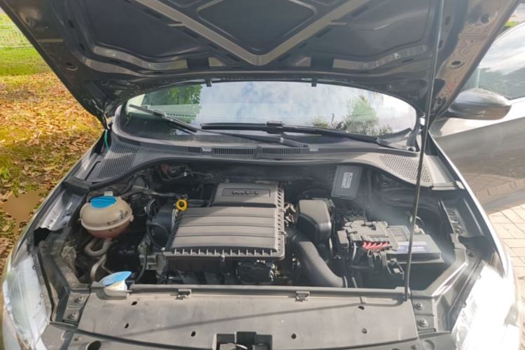 Used Volkswagen Santana 2015 1.6L Manual Comfort Edition Engine Bay