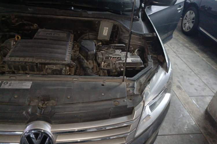 Used Volkswagen Santana 2015 1.6L Automatic Comfort Edition Engine Bay Left