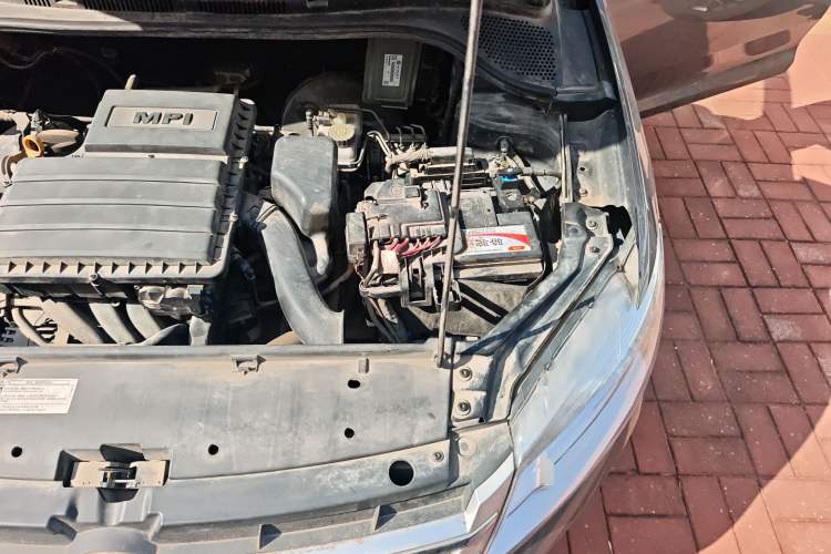 Used Volkswagen Santana 2015 1.6L Automatic Comfort Edition Engine Bay Left