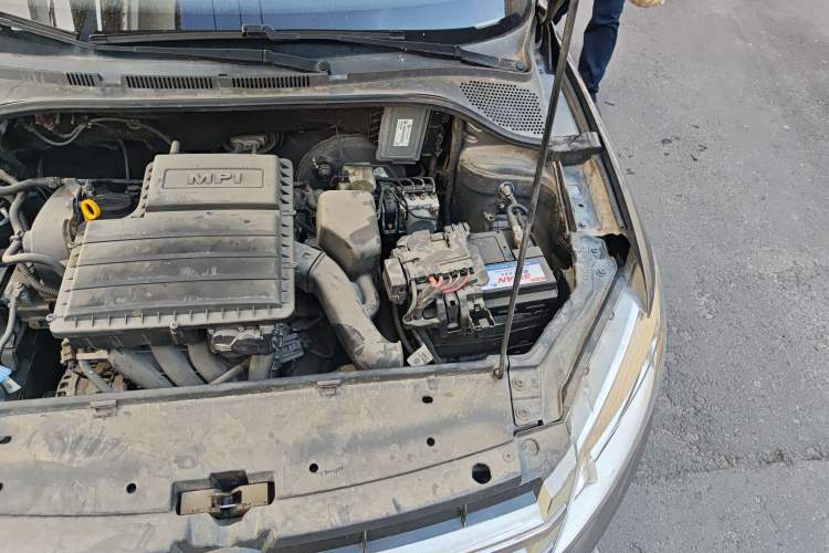 Used Volkswagen Santana 2015 1.6L Manual Fashion Edition Engine Bay Left