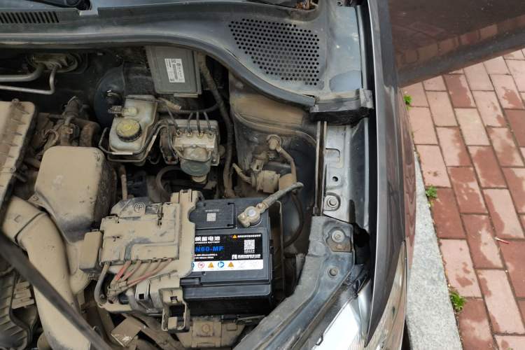 Used Volkswagen Santana 2015 1.6L Manual Fashion Edition Engine Bay Left