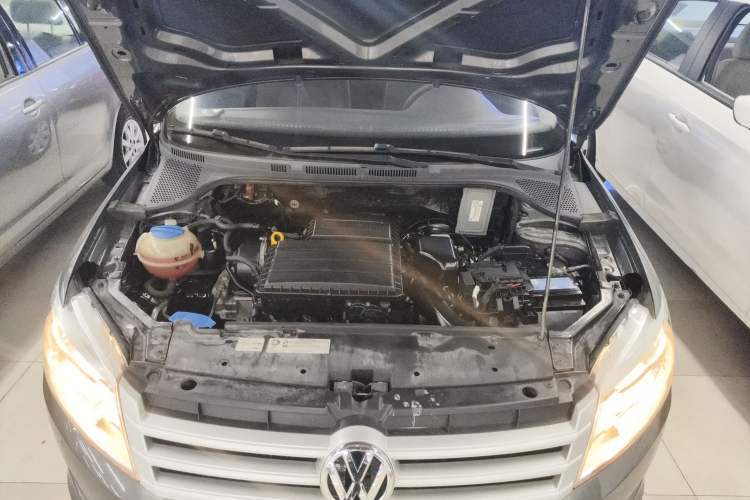 Used Volkswagen Santana 2015 1.6L Automatic Fashion Edition Engine Bay