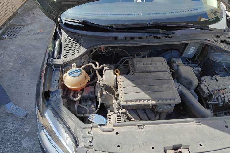 Used Volkswagen Santana 2015 1.4L Manual Comfort Edition Engine Bay Right