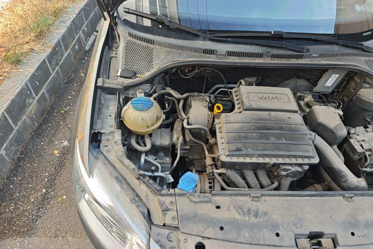 Used Volkswagen Santana 2015 1.6L Manual Fashion Edition Engine Bay Right