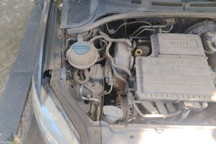 Used Volkswagen Santana 2015 1.6L Manual Fashion Edition Engine Bay Right