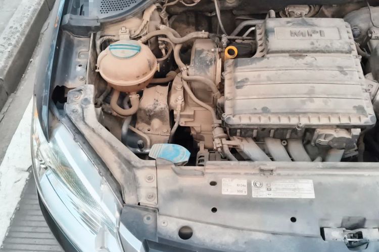 Used Volkswagen Santana 2015 1.6L Manual Fashion Edition Engine Bay Right