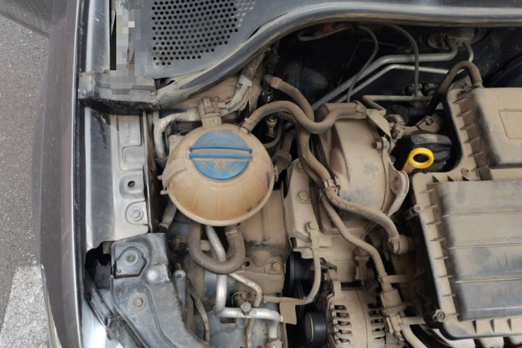 Used Volkswagen Santana 2015 1.6L Manual Fashion Edition Engine Bay Right