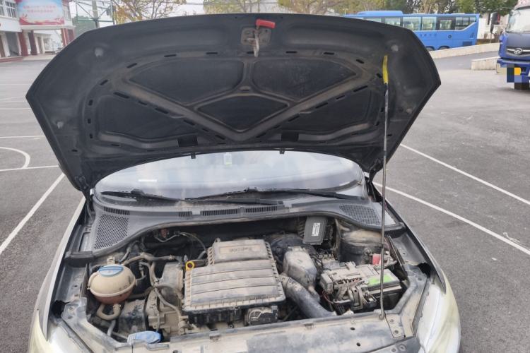 Used Volkswagen Santana 2015 1.6L Manual Fashion Edition Engine Bay