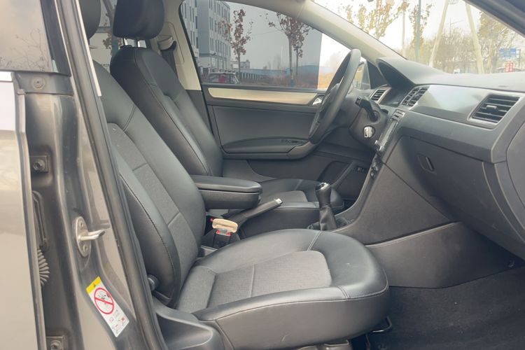 Used Volkswagen Santana 2015 1.6L Manual Comfort Edition Interior 2