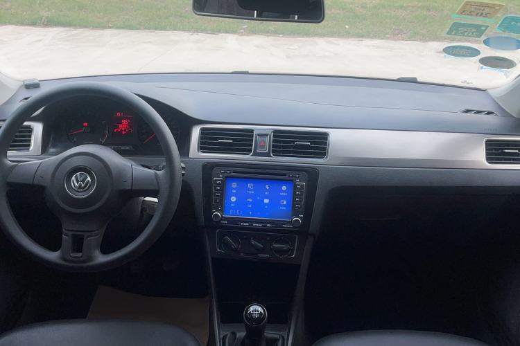 Used Volkswagen Santana 2015 1.6L Manual Comfort Edition Interior 3