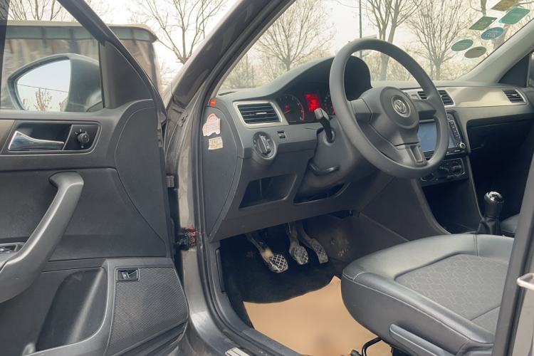 Used Volkswagen Santana 2015 1.6L Manual Comfort Edition Interior 4