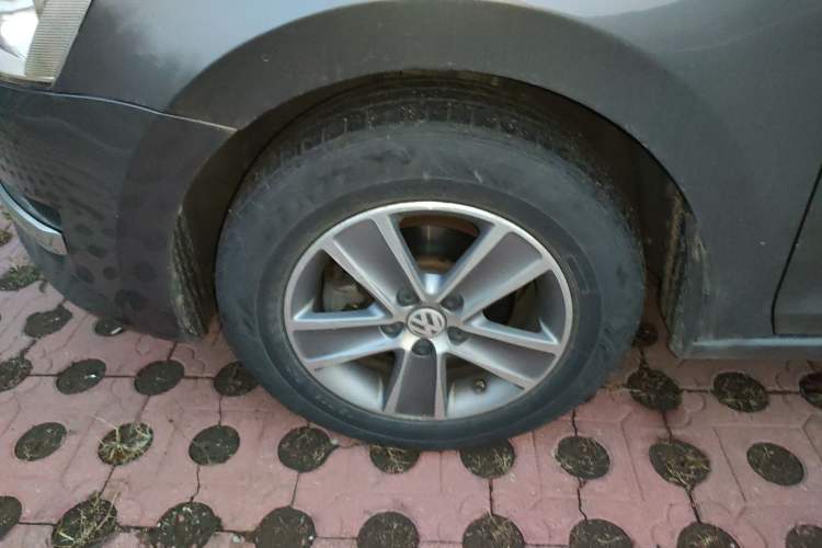Used Volkswagen Santana 2015 1.6L Automatic Fashion Edition Left Front Wheel Hub