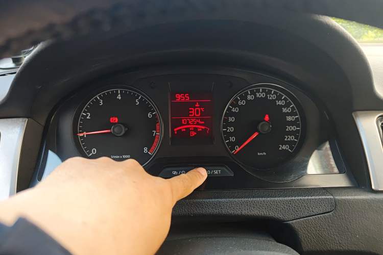 Used Volkswagen Santana 2015 1.6L Manual Fashion Edition Odometer Close Up
