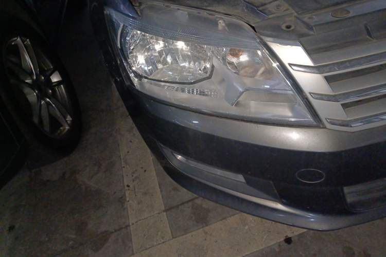 Used Volkswagen Santana 2015 1.6L Automatic Comfort Edition Right Front Headlight