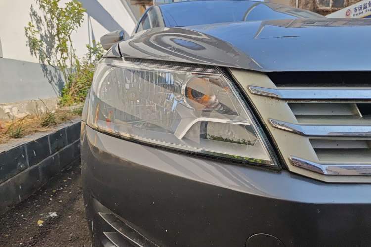 Used Volkswagen Santana 2015 1.6L Manual Fashion Edition Right Front Headlight