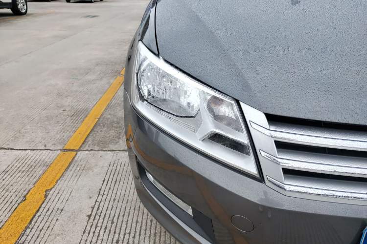 Used Volkswagen Santana 2015 1.6L Manual Comfort Edition Right Front Headlight