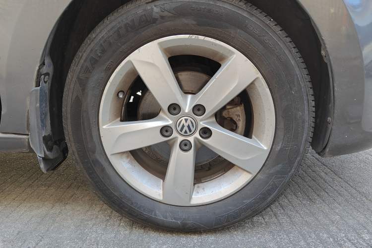 Used Volkswagen Santana 2015 1.4L Manual Comfort Edition Right Front Wheel Hub