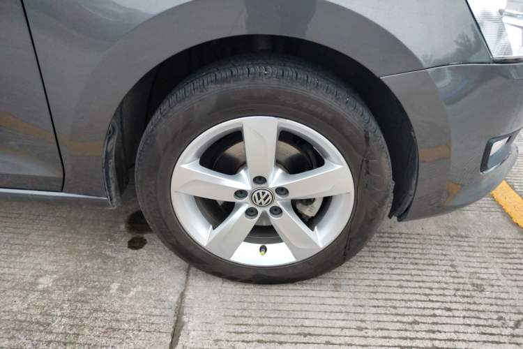 Used Volkswagen Santana 2015 1.6L Manual Comfort Edition Right Front Wheel Hub