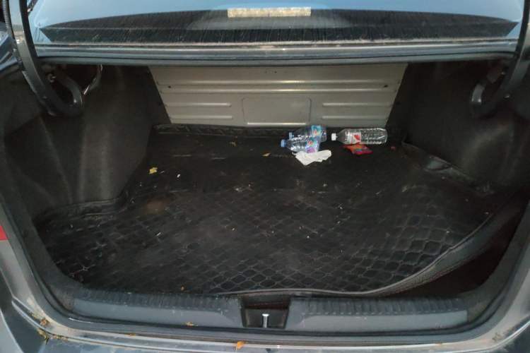Used Volkswagen Santana 2015 1.6L Automatic Fashion Edition Trunk