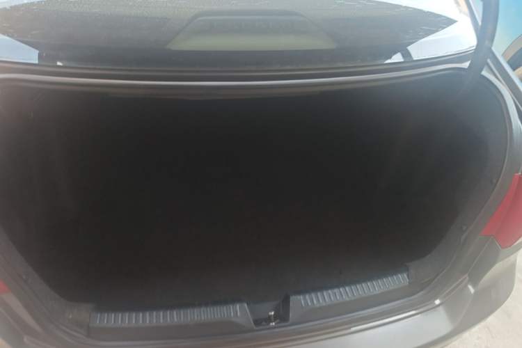 Used Volkswagen Santana 2015 1.6L Automatic Comfort Edition Trunk