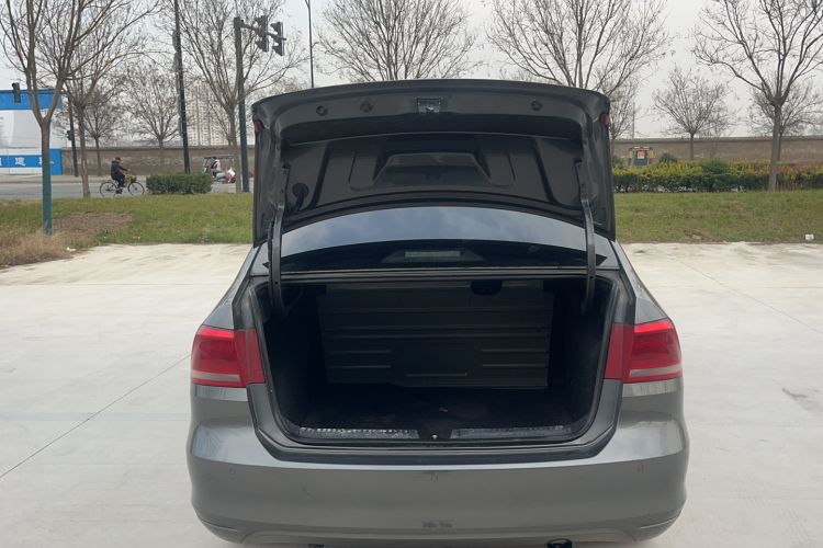 Used Volkswagen Santana 2015 1.6L Manual Comfort Edition Trunk