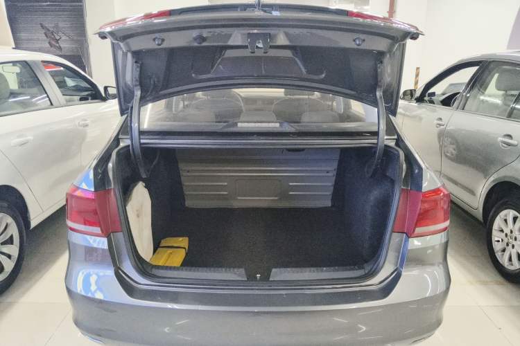 Used Volkswagen Santana 2015 1.6L Automatic Fashion Edition Trunk