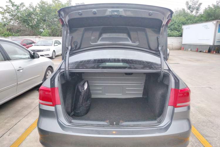 Used Volkswagen Santana 2015 1.6L Manual Comfort Edition Trunk