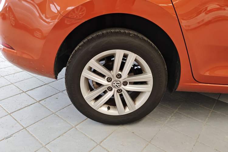 Used Volkswagen Santana 2015 HaoNa 230TSI DSG Comfort Model Right Rear Wheel Hub