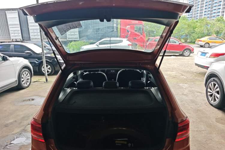 Used Volkswagen Santana 2015 HaoNa 1.6L Manual Fashion Edition Trunk