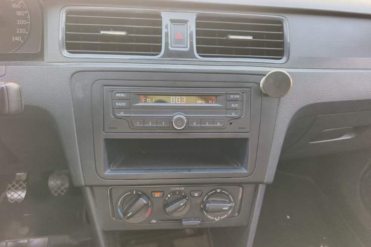 Used Volkswagen Santana 2015 1.6L Manual Fashion Edition Audio And AC Panel