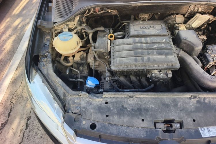 Used Volkswagen Santana 2015 1.6L Manual Fashion Edition Engine Bay Right