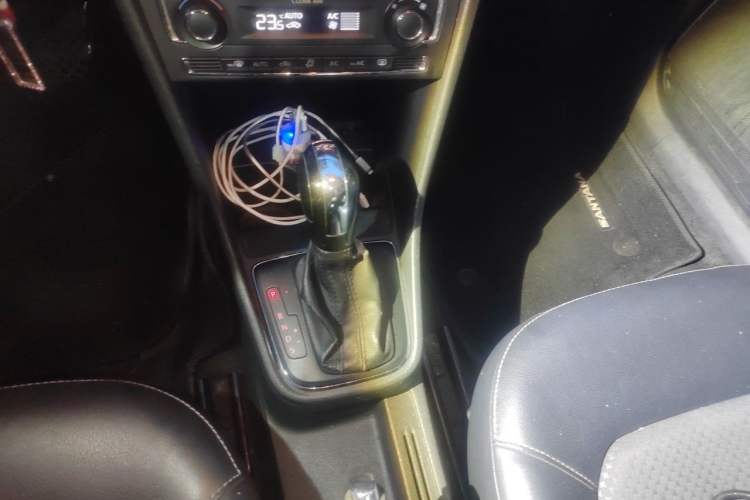 Used Volkswagen Santana 2015 HaoNa 230TSI DSG Comfort Model Gear Lever