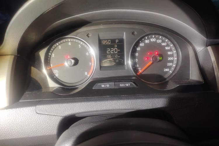 Used Volkswagen Santana 2015 HaoNa 230TSI DSG Comfort Model Odometer Close Up