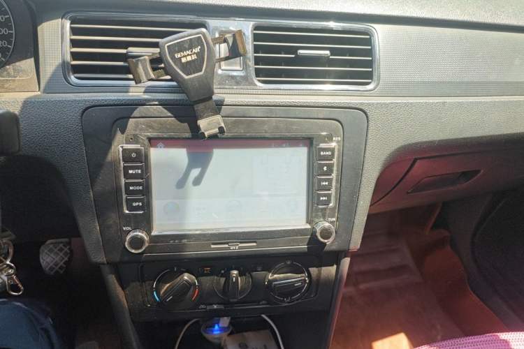 Used Volkswagen Santana 2015 1.6L Manual Fashion Edition Audio And AC Panel