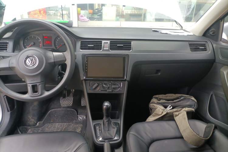 Used Volkswagen Santana 2015 1.6L Automatic Fashion Edition Audio And AC Panel