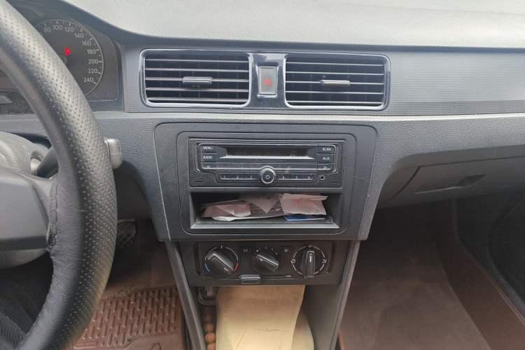 Used Volkswagen Santana 2015 1.4L Manual Fashion Edition Audio And AC Panel