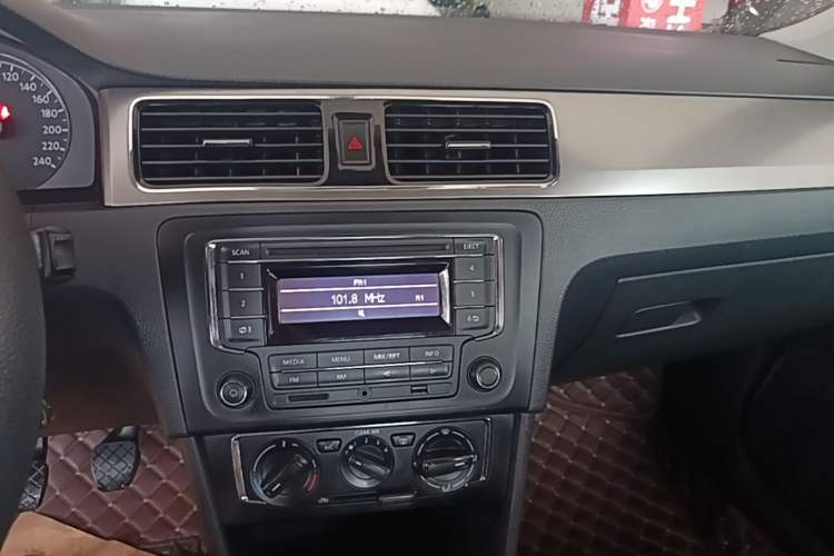 Used Volkswagen Santana 2015 1.6L Manual Comfort Edition Audio And AC Panel