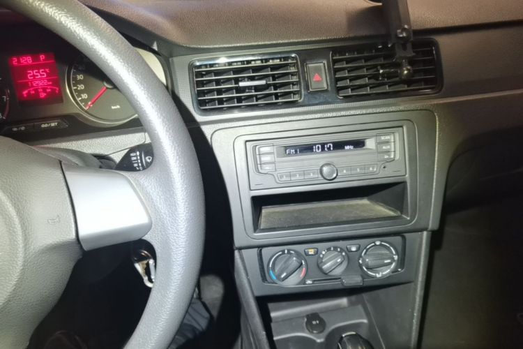 Used Volkswagen Santana 2015 1.6L Automatic Fashion Edition Audio And AC Panel
