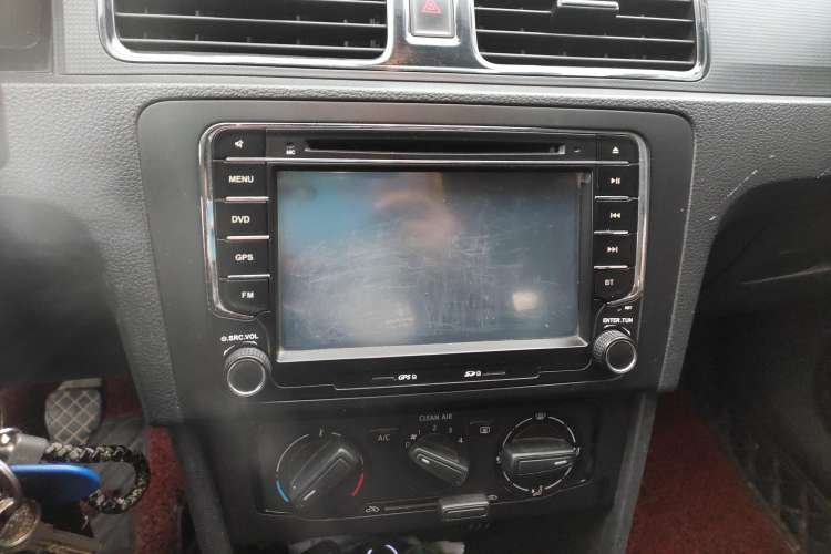 Used Volkswagen Santana 2015 1.6L Manual Fashion Edition Audio And AC Panel